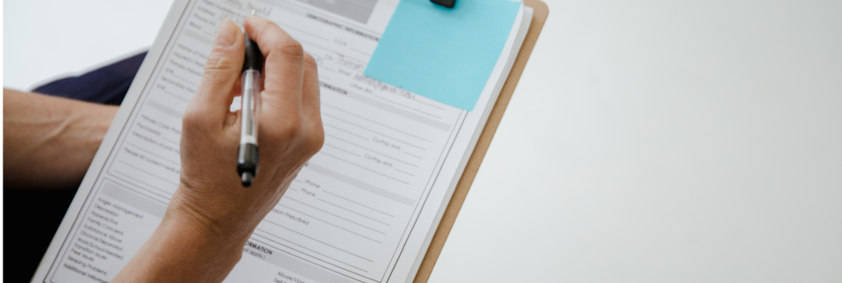 Cuando una empresa o un autónomo tiene previsto realizar una inversión y descubre que existe una subvención que podría ayudarle a financiarla, una de las primeras preguntas que suele surgir es: ¿puedo comprar ya o tengo que esperar a presentar la solicitud? La respuesta es importante porque realizar un gasto demasiado pronto puede provocar que deje de ser subvencionable, aunque el proyecto cumpla el resto de los requisitos de la ayuda. Por eso, antes de encargar una reforma, comprar maquinaria, contratar un software o realizar cualquier otra inversión, conviene comprobar exactamente qué fechas establece la convocatoria. No todas las subvenciones permiten empezar a gastar en el mismo momento Cada convocatoria establece un periodo subvencionable, es decir, las fechas entre las que deben realizarse los gastos para que puedan ser incluidos en la ayuda. Dependiendo de la subvención, podemos encontrarnos con diferentes situaciones. Por ejemplo, algunas convocatorias permiten subvencionar inversiones realizadas desde una fecha anterior a la apertura del plazo de solicitud. En estos casos, es posible que una empresa ya haya realizado determinados gastos y pueda incluirlos posteriormente en su solicitud. En cambio, otras ayudas exigen que la inversión se realice después de presentar la solicitud o incluso después de que se haya producido algún trámite administrativo concreto. Por este motivo, no existe una única regla válida para todas las subvenciones. ¿Qué es el periodo subvencionable? El periodo subvencionable es el intervalo de tiempo durante el cual deben realizarse las actuaciones o inversiones que se quieran incluir en una ayuda. Por ejemplo, una convocatoria podría establecer que son subvencionables los gastos realizados entre el 1 de enero y el 31 de diciembre de un determinado año. En ese caso, una factura correspondiente a una inversión realizada dentro de esas fechas podría ser elegible, siempre que cumpla también el resto de los requisitos establecidos en las bases. Sin embargo, no basta con comprobar únicamente la fecha de la factura. En muchas ayudas también es necesario tener en cuenta: La fecha del pedido o presupuesto aceptado. La fecha de ejecución del trabajo. La fecha de emisión de la factura. La fecha en la que se realiza el pago. La fecha de presentación de la solicitud de subvención. Todas ellas pueden resultar relevantes dependiendo de la convocatoria. Cuidado con realizar la inversión antes de solicitar la ayuda Uno de los errores más frecuentes consiste en pensar: “Voy haciendo la inversión y después solicito la subvención.” En determinadas convocatorias esto puede ser perfectamente válido. En otras, puede suponer quedarse directamente fuera de la ayuda. Esto sucede especialmente cuando la subvención exige que exista un efecto incentivador. Este concepto parte de una idea sencilla: la ayuda pública debe contribuir a que la empresa realice una inversión que todavía no había iniciado. Si la Administración considera que el proyecto ya estaba iniciado antes de solicitar la subvención, puede entender que la ayuda no ha tenido ningún efecto sobre la decisión de invertir. Por eso, en determinadas líneas de ayuda puede ser fundamental no iniciar el proyecto antes de presentar la solicitud. ¿Qué se considera que una inversión ya ha comenzado? Este punto también depende de cada convocatoria. No siempre se considera que el proyecto empieza únicamente cuando se recibe una factura. En determinadas ayudas, aceptar formalmente un presupuesto, realizar un pedido, firmar un contrato con un proveedor o efectuar un primer pago podría entenderse como el inicio de la inversión. Imaginemos, por ejemplo, que una empresa quiere solicitar una ayuda para renovar su maquinaria. Solicita varios presupuestos y selecciona uno de ellos. Hasta ese momento podría no existir ningún problema. Sin embargo, si antes de presentar la subvención acepta formalmente la oferta, realiza un pedido y entrega un anticipo al proveedor, podría considerarse que la inversión ya se ha iniciado. Por ello, tener una factura posterior a la solicitud no garantiza por sí solo que el gasto sea subvencionable. ¿Puedo pedir presupuestos antes de solicitar la subvención? Generalmente, solicitar presupuestos es precisamente uno de los pasos que pueden realizarse antes de presentar una ayuda. De hecho, muchas convocatorias exigen aportar presupuestos junto con la solicitud para justificar el importe de la inversión prevista. Lo importante es diferenciar entre solicitar una oferta y formalizar definitivamente la compra. Pedir información o presupuestos a diferentes proveedores no tiene por qué significar que la inversión haya comenzado. En cambio, aceptar una oferta, efectuar un pedido o pagar una señal puede tener consecuencias dependiendo de las condiciones específicas de la subvención. ¿Qué ocurre con los pagos? También es necesario comprobar cuándo puede pagarse la inversión. Algunas ayudas permiten realizar el pago durante todo el periodo subvencionable, mientras que otras establecen una fecha límite específica para que todas las facturas estén completamente abonadas. Además, normalmente será necesario acreditar el pago mediante documentación bancaria. Por este motivo, una empresa puede encontrarse con una inversión correctamente realizada y facturada pero que finalmente no sea subvencionable porque el pago se efectuó fuera del plazo establecido. Un ejemplo práctico Supongamos que una pyme quiere realizar una reforma valorada en 30.000 euros y existe una subvención que puede cubrir una parte de esa inversión. Antes de comenzar las obras, la empresa debería comprobar al menos tres cuestiones: 1. Desde qué fecha son subvencionables los gastos. Si la convocatoria permite inversiones realizadas desde el 1 de enero, podría ser posible haber iniciado anteriormente la reforma. 2. Si es obligatorio presentar la solicitud antes de iniciar el proyecto. Si existe esta condición, la empresa debería esperar antes de aceptar el presupuesto o contratar las obras. 3. Hasta cuándo puede ejecutar y pagar la inversión. No solo debe finalizar la reforma dentro del plazo establecido, sino también disponer de las facturas y realizar los pagos correctamente. Una diferencia de apenas unos días puede determinar que esos 30.000 euros puedan incluirse o no dentro de la subvención. Entonces, ¿cuándo es mejor empezar a gastar? La opción más segura es revisar las condiciones de la ayuda antes de asumir cualquier compromiso con un proveedor. Especialmente cuando hablamos de inversiones importantes como: Reformas de establecimientos. Compra de maquinaria. Equipamiento. Instalaciones. Software. Digitalización. Eficiencia energética. Mobiliario. Vehículos o determinados activos. Proyectos de expansión o modernización. Si sabes que próximamente vas a realizar una inversión y quieres intentar financiarla mediante subvenciones, es recomendable estudiar las ayudas disponibles antes de ejecutar el gasto y no después. Planificar la inversión puede marcar la diferencia Las subvenciones no dependen únicamente de cumplir determinados requisitos como empresa o autónomo. La planificación de las fechas puede ser igual de importante. Una inversión perfectamente válida puede quedarse fuera simplemente porque se realizó antes de tiempo, se pagó demasiado tarde o se formalizó con el proveedor antes del momento permitido por la convocatoria. Por eso, antes de empezar un nuevo proyecto, merece la pena comprobar si existen ayudas disponibles y cómo debe estructurarse la inversión para poder optar a ellas. En OLA Subvenciones analizamos las características de cada proyecto y las convocatorias disponibles para determinar qué ayudas pueden encajar con tu empresa y qué requisitos debes tener en cuenta antes de realizar la inversión. Si estás pensando en invertir en tu negocio, consúltanos antes de empezar a gastar. Una buena planificación puede ser clave para no perder una oportunidad de financiación.