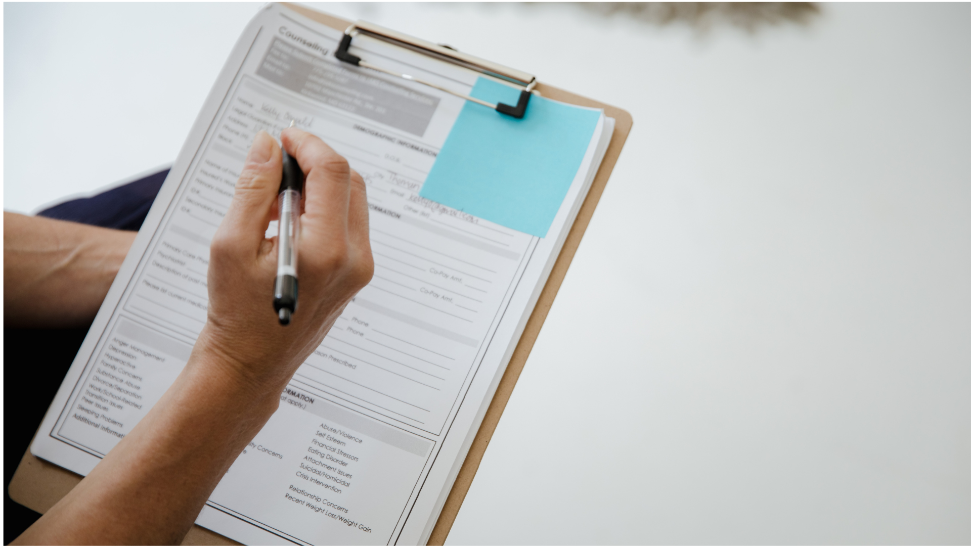 Cuando una empresa o un autónomo tiene previsto realizar una inversión y descubre que existe una subvención que podría ayudarle a financiarla, una de las primeras preguntas que suele surgir es: ¿puedo comprar ya o tengo que esperar a presentar la solicitud? La respuesta es importante porque realizar un gasto demasiado pronto puede provocar que deje de ser subvencionable, aunque el proyecto cumpla el resto de los requisitos de la ayuda. Por eso, antes de encargar una reforma, comprar maquinaria, contratar un software o realizar cualquier otra inversión, conviene comprobar exactamente qué fechas establece la convocatoria. No todas las subvenciones permiten empezar a gastar en el mismo momento Cada convocatoria establece un periodo subvencionable, es decir, las fechas entre las que deben realizarse los gastos para que puedan ser incluidos en la ayuda. Dependiendo de la subvención, podemos encontrarnos con diferentes situaciones. Por ejemplo, algunas convocatorias permiten subvencionar inversiones realizadas desde una fecha anterior a la apertura del plazo de solicitud. En estos casos, es posible que una empresa ya haya realizado determinados gastos y pueda incluirlos posteriormente en su solicitud. En cambio, otras ayudas exigen que la inversión se realice después de presentar la solicitud o incluso después de que se haya producido algún trámite administrativo concreto. Por este motivo, no existe una única regla válida para todas las subvenciones. ¿Qué es el periodo subvencionable? El periodo subvencionable es el intervalo de tiempo durante el cual deben realizarse las actuaciones o inversiones que se quieran incluir en una ayuda. Por ejemplo, una convocatoria podría establecer que son subvencionables los gastos realizados entre el 1 de enero y el 31 de diciembre de un determinado año. En ese caso, una factura correspondiente a una inversión realizada dentro de esas fechas podría ser elegible, siempre que cumpla también el resto de los requisitos establecidos en las bases. Sin embargo, no basta con comprobar únicamente la fecha de la factura. En muchas ayudas también es necesario tener en cuenta: La fecha del pedido o presupuesto aceptado. La fecha de ejecución del trabajo. La fecha de emisión de la factura. La fecha en la que se realiza el pago. La fecha de presentación de la solicitud de subvención. Todas ellas pueden resultar relevantes dependiendo de la convocatoria. Cuidado con realizar la inversión antes de solicitar la ayuda Uno de los errores más frecuentes consiste en pensar: “Voy haciendo la inversión y después solicito la subvención.” En determinadas convocatorias esto puede ser perfectamente válido. En otras, puede suponer quedarse directamente fuera de la ayuda. Esto sucede especialmente cuando la subvención exige que exista un efecto incentivador. Este concepto parte de una idea sencilla: la ayuda pública debe contribuir a que la empresa realice una inversión que todavía no había iniciado. Si la Administración considera que el proyecto ya estaba iniciado antes de solicitar la subvención, puede entender que la ayuda no ha tenido ningún efecto sobre la decisión de invertir. Por eso, en determinadas líneas de ayuda puede ser fundamental no iniciar el proyecto antes de presentar la solicitud. ¿Qué se considera que una inversión ya ha comenzado? Este punto también depende de cada convocatoria. No siempre se considera que el proyecto empieza únicamente cuando se recibe una factura. En determinadas ayudas, aceptar formalmente un presupuesto, realizar un pedido, firmar un contrato con un proveedor o efectuar un primer pago podría entenderse como el inicio de la inversión. Imaginemos, por ejemplo, que una empresa quiere solicitar una ayuda para renovar su maquinaria. Solicita varios presupuestos y selecciona uno de ellos. Hasta ese momento podría no existir ningún problema. Sin embargo, si antes de presentar la subvención acepta formalmente la oferta, realiza un pedido y entrega un anticipo al proveedor, podría considerarse que la inversión ya se ha iniciado. Por ello, tener una factura posterior a la solicitud no garantiza por sí solo que el gasto sea subvencionable. ¿Puedo pedir presupuestos antes de solicitar la subvención? Generalmente, solicitar presupuestos es precisamente uno de los pasos que pueden realizarse antes de presentar una ayuda. De hecho, muchas convocatorias exigen aportar presupuestos junto con la solicitud para justificar el importe de la inversión prevista. Lo importante es diferenciar entre solicitar una oferta y formalizar definitivamente la compra. Pedir información o presupuestos a diferentes proveedores no tiene por qué significar que la inversión haya comenzado. En cambio, aceptar una oferta, efectuar un pedido o pagar una señal puede tener consecuencias dependiendo de las condiciones específicas de la subvención. ¿Qué ocurre con los pagos? También es necesario comprobar cuándo puede pagarse la inversión. Algunas ayudas permiten realizar el pago durante todo el periodo subvencionable, mientras que otras establecen una fecha límite específica para que todas las facturas estén completamente abonadas. Además, normalmente será necesario acreditar el pago mediante documentación bancaria. Por este motivo, una empresa puede encontrarse con una inversión correctamente realizada y facturada pero que finalmente no sea subvencionable porque el pago se efectuó fuera del plazo establecido. Un ejemplo práctico Supongamos que una pyme quiere realizar una reforma valorada en 30.000 euros y existe una subvención que puede cubrir una parte de esa inversión. Antes de comenzar las obras, la empresa debería comprobar al menos tres cuestiones: 1. Desde qué fecha son subvencionables los gastos. Si la convocatoria permite inversiones realizadas desde el 1 de enero, podría ser posible haber iniciado anteriormente la reforma. 2. Si es obligatorio presentar la solicitud antes de iniciar el proyecto. Si existe esta condición, la empresa debería esperar antes de aceptar el presupuesto o contratar las obras. 3. Hasta cuándo puede ejecutar y pagar la inversión. No solo debe finalizar la reforma dentro del plazo establecido, sino también disponer de las facturas y realizar los pagos correctamente. Una diferencia de apenas unos días puede determinar que esos 30.000 euros puedan incluirse o no dentro de la subvención. Entonces, ¿cuándo es mejor empezar a gastar? La opción más segura es revisar las condiciones de la ayuda antes de asumir cualquier compromiso con un proveedor. Especialmente cuando hablamos de inversiones importantes como: Reformas de establecimientos. Compra de maquinaria. Equipamiento. Instalaciones. Software. Digitalización. Eficiencia energética. Mobiliario. Vehículos o determinados activos. Proyectos de expansión o modernización. Si sabes que próximamente vas a realizar una inversión y quieres intentar financiarla mediante subvenciones, es recomendable estudiar las ayudas disponibles antes de ejecutar el gasto y no después. Planificar la inversión puede marcar la diferencia Las subvenciones no dependen únicamente de cumplir determinados requisitos como empresa o autónomo. La planificación de las fechas puede ser igual de importante. Una inversión perfectamente válida puede quedarse fuera simplemente porque se realizó antes de tiempo, se pagó demasiado tarde o se formalizó con el proveedor antes del momento permitido por la convocatoria. Por eso, antes de empezar un nuevo proyecto, merece la pena comprobar si existen ayudas disponibles y cómo debe estructurarse la inversión para poder optar a ellas. En OLA Subvenciones analizamos las características de cada proyecto y las convocatorias disponibles para determinar qué ayudas pueden encajar con tu empresa y qué requisitos debes tener en cuenta antes de realizar la inversión. Si estás pensando en invertir en tu negocio, consúltanos antes de empezar a gastar. Una buena planificación puede ser clave para no perder una oportunidad de financiación.